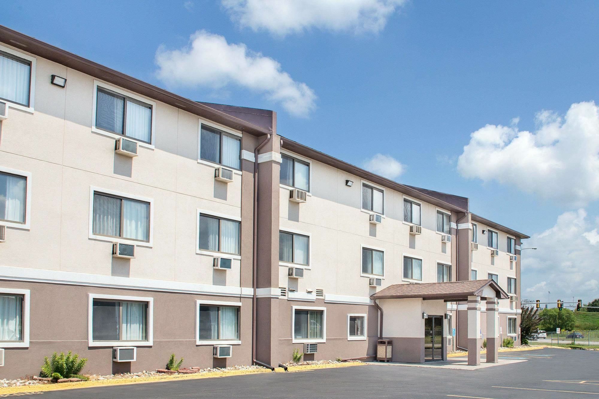 Boarders Inn & Suites By Cobblestone Hotels Waterloo Cedar Falls Exterior foto